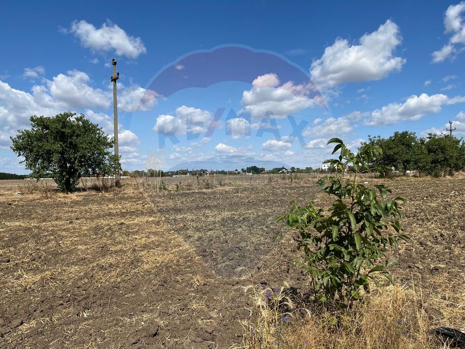 De vanzare teren intravilan 4000 mp, deschidere 150 m Fundulea