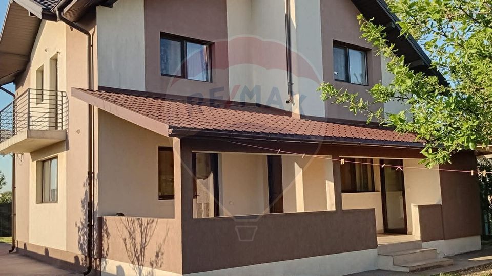 Spacious house / Villa with large yard for rent in Domnești