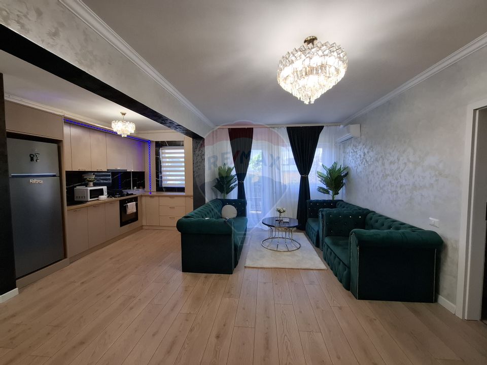 Apartament cu 3 camere  cu loc de parcare si curte proprie -de vânzare