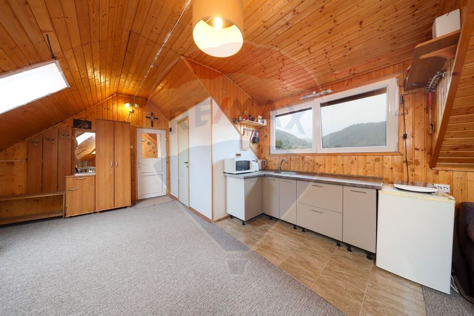 Casă cu 3 camere de vânzare în zona Schei