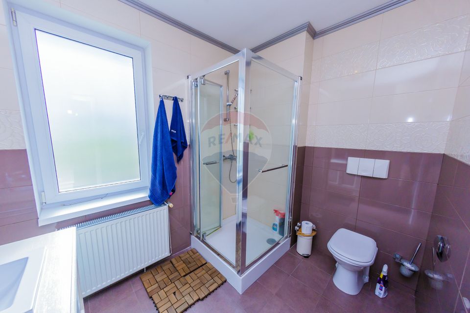 Casă cu 7 camere, 10 ari de vânzare la drumul principal cu 2 intrari