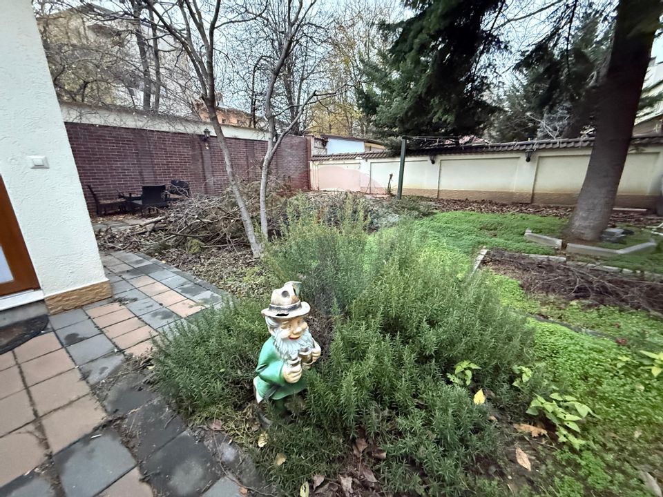 De inchiriat Casă / Vilă 7 camere + curte zona Vatra Luminoasa