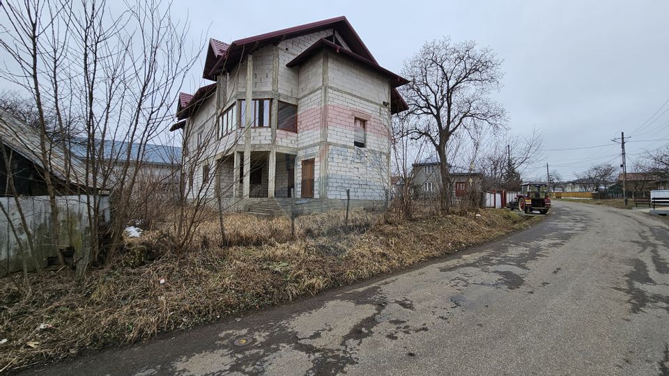 Casă / Vilă cu 12 camere, teren intravilan de 2869mp în Siminicea, SV