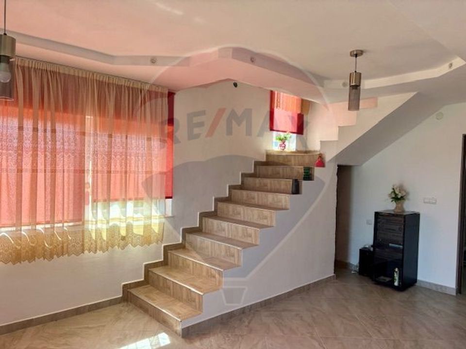 Casă / Vilă cu 5 camere de vânzare