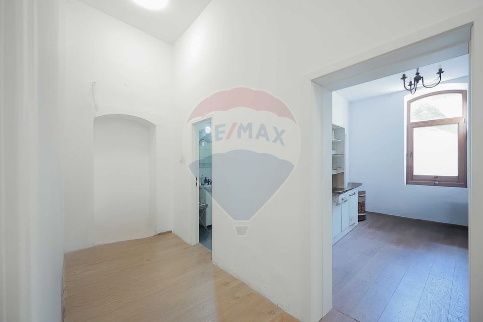 235sq.m Commercial Space for rent, Ultracentral area