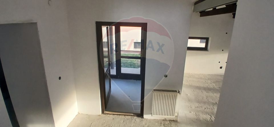 Casa individuala 4 camere cu teren 454 mp cartier privat Crevedia