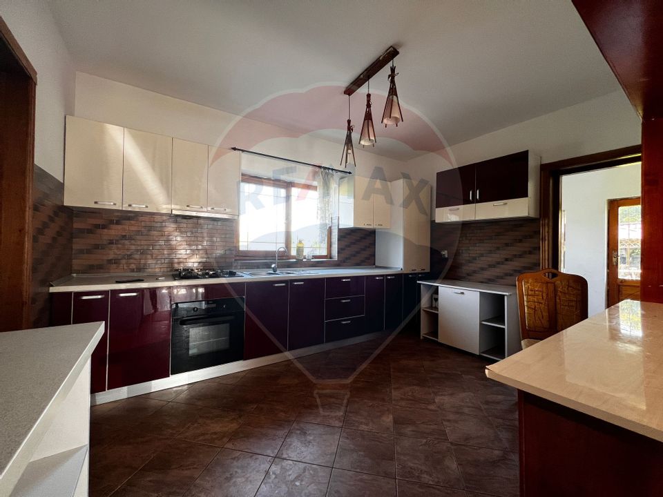 Casa cu 7 camere cu lac de vanzare in Darmanesti