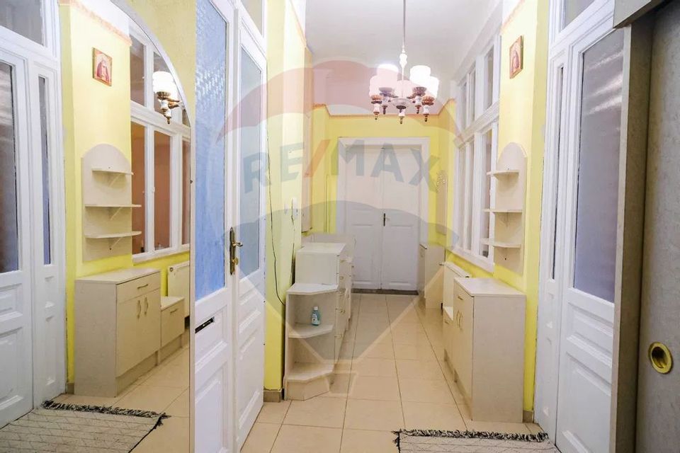 245sq.m Commercial Space for rent, Ultracentral area