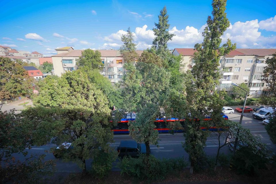 De vânzare, apartament cu 3 camere, zona Rogerius