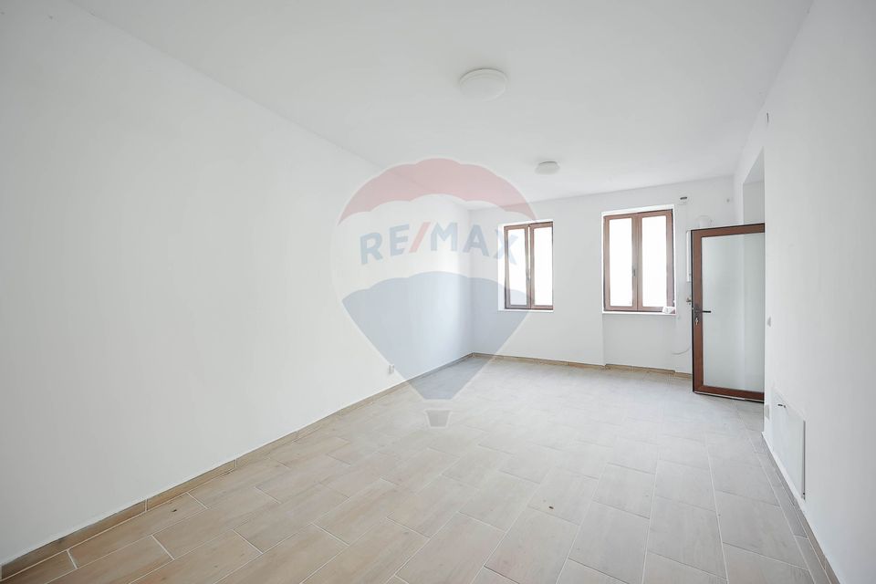 65.8sq.m Office Space for rent, Ultracentral area