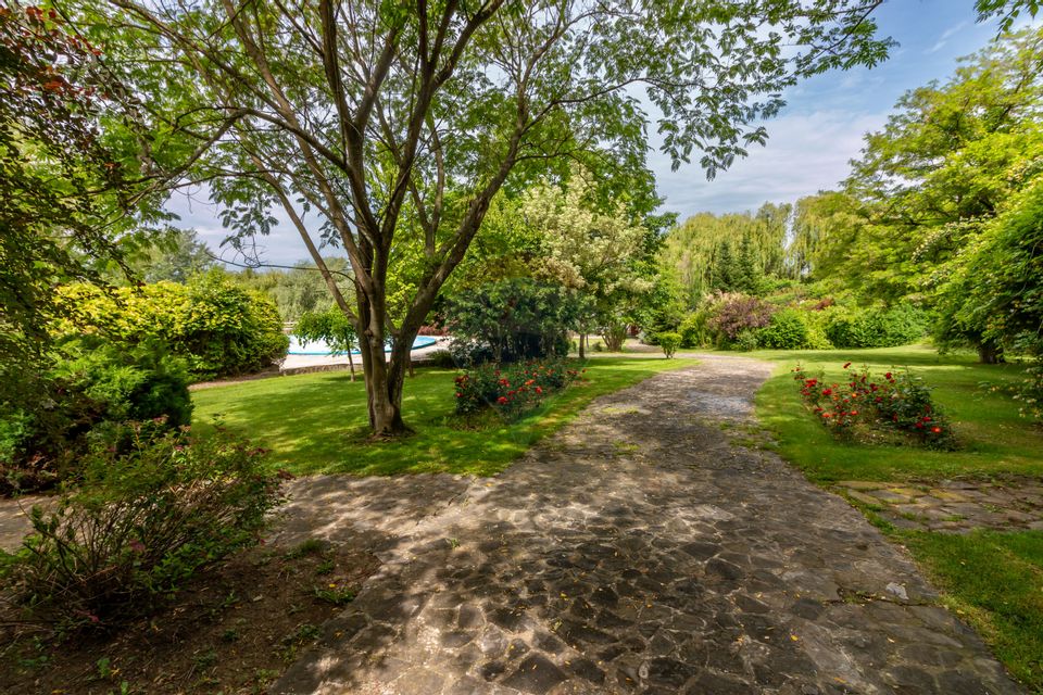 Villa with swimming pool and tennis court, opening 175 ml to the lake