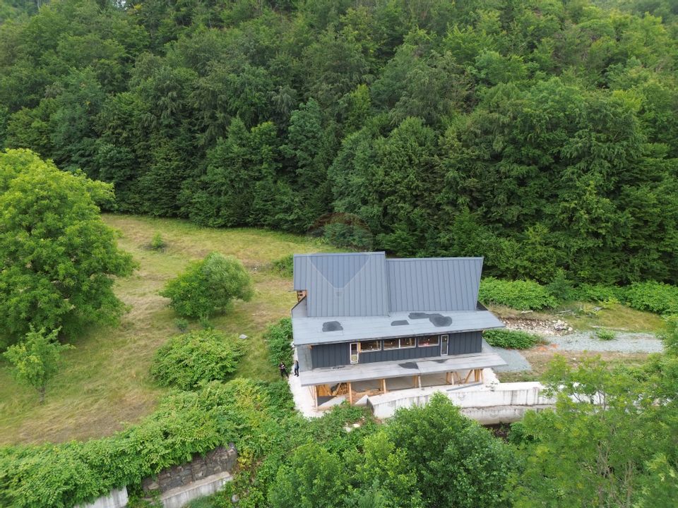 Cabană modernă tip A-frame de 312 m²  de vânzare în zona Firiza