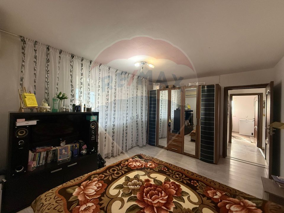 Apartament cu 3 camere de vânzare în zona Lapus