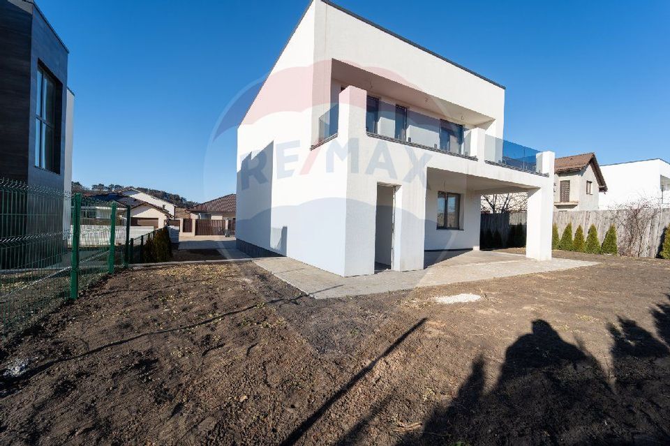 Casă Modernă de Vânzare în Sânpetru