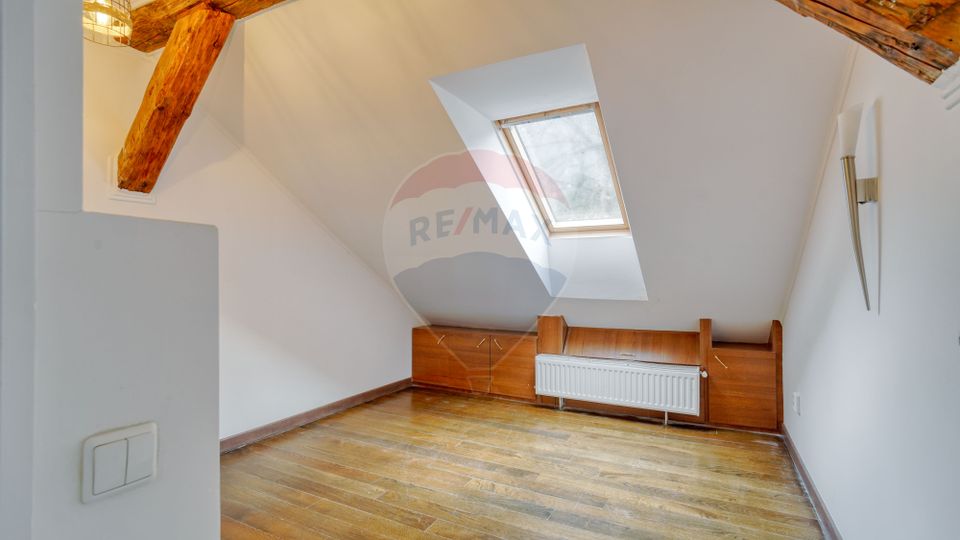 REZERVAT! Apartament generos, 6 camere, 3 băi, str Castelului