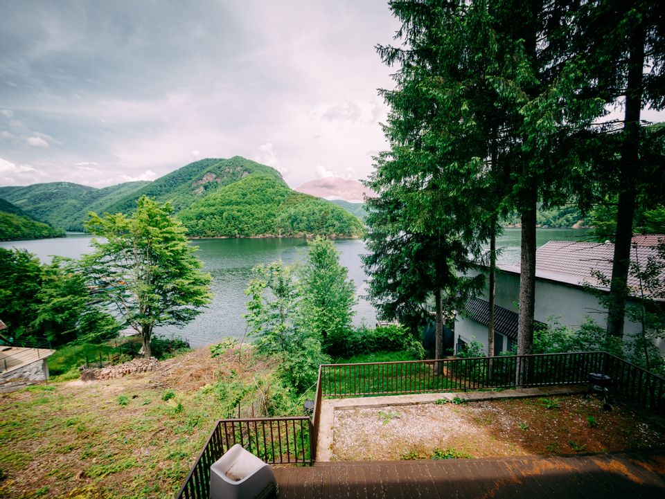 Vanzare casa de vacanta cu ponton privat la lac Tarnita