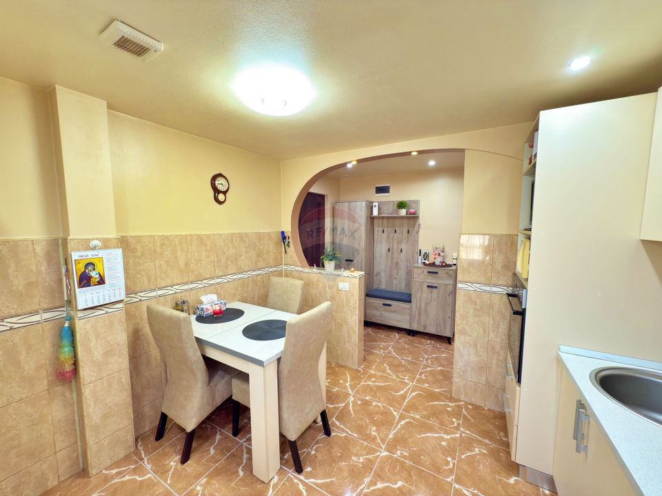 Apartament cu 3 camere de vânzare în zona Micalaca
