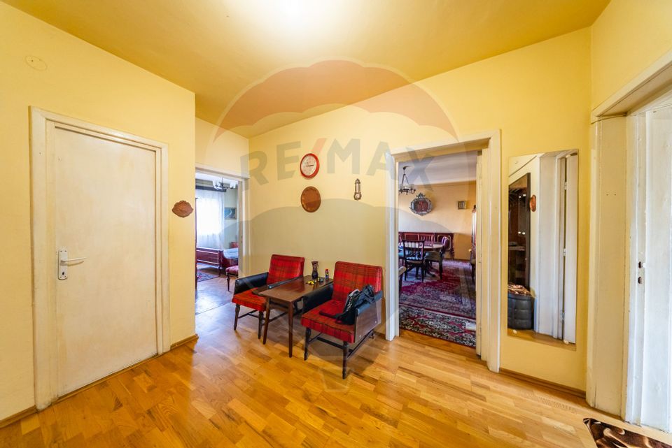 Apartament cu 4 camere, decomandat in zona centrala