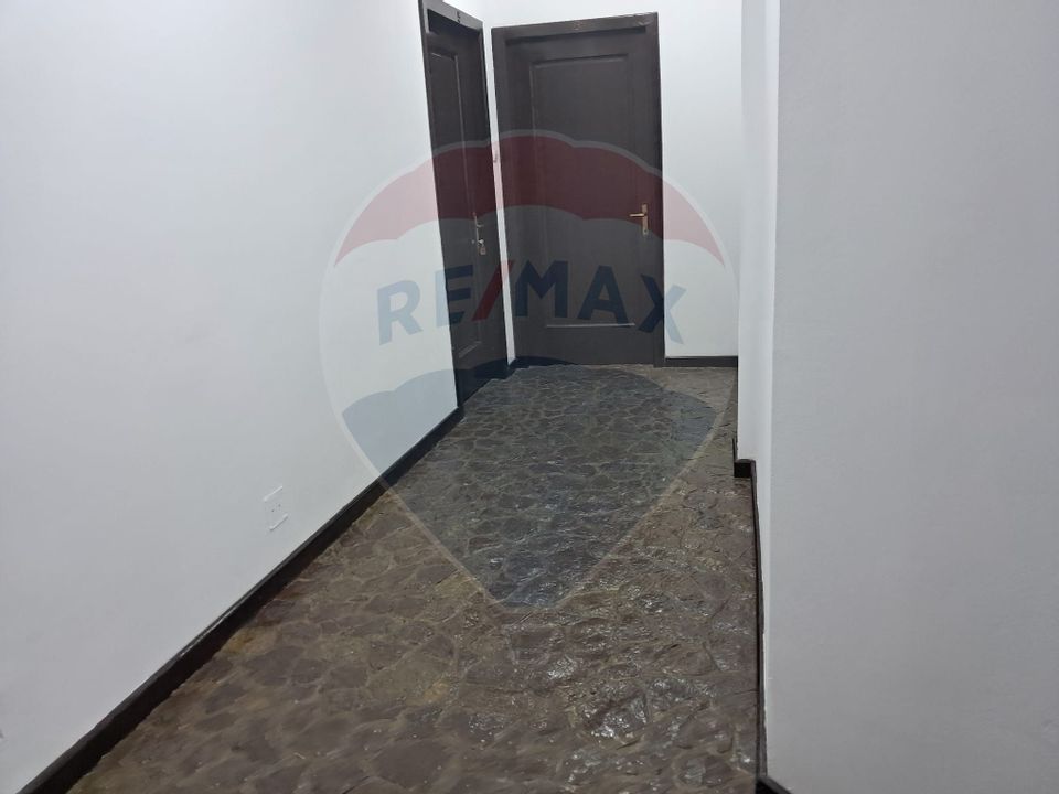 Pensiune Eselnita / 16 camere / Teren - 1448 mp / Ponton