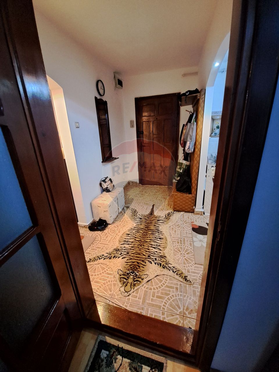 3 camere de închiriat, zona Consul