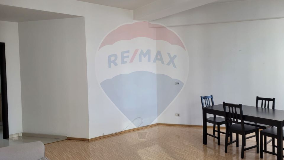 Apartament cu 3 camere de închiriat în zona Universitate