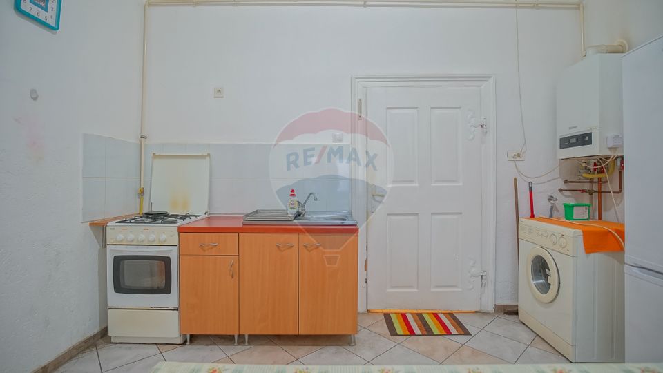 REZERVAT! Casă cu 2 camere și mult potențial, Poarta Schei