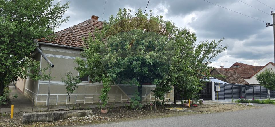 Casă / Vilă de vanzare cu 3 camere central Chisineu Cris