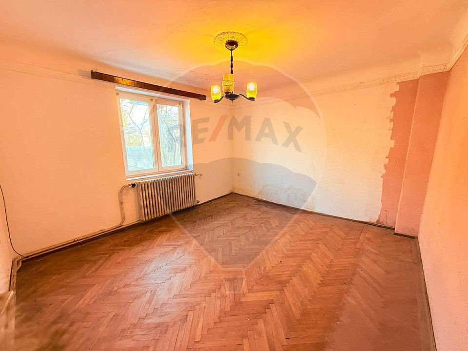 Casă de vanzare cu curte | 4 camere | Zona Gorjului | Teren generos
