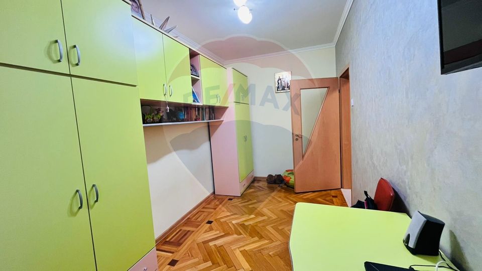 Apartament cu 3 camere de vânzare în zona Rogerius