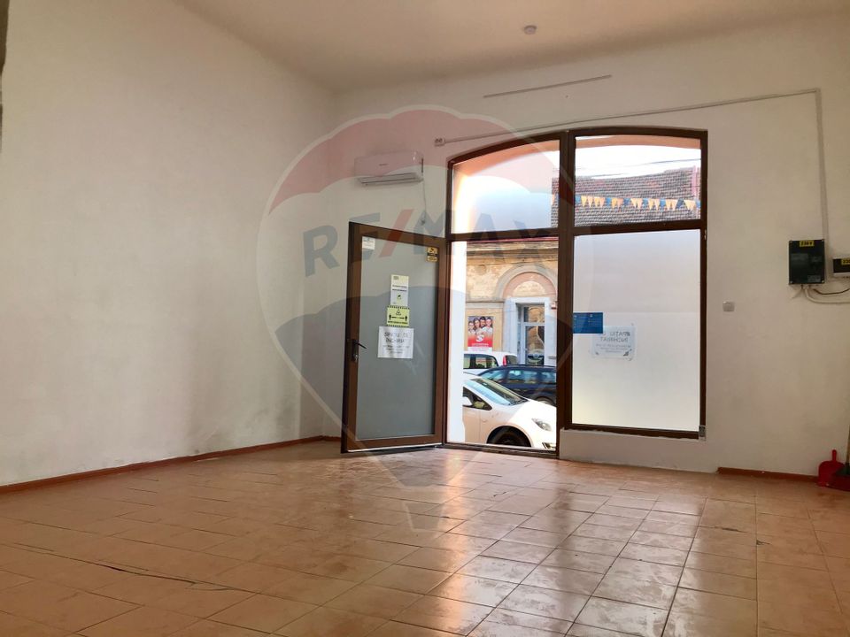 37.9sq.m Commercial Space for rent