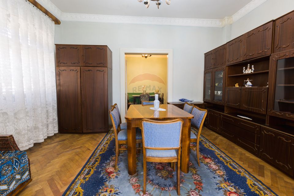 Doua Case de vanzare cu 5 camere + 3 camere,  stradal in Bran!