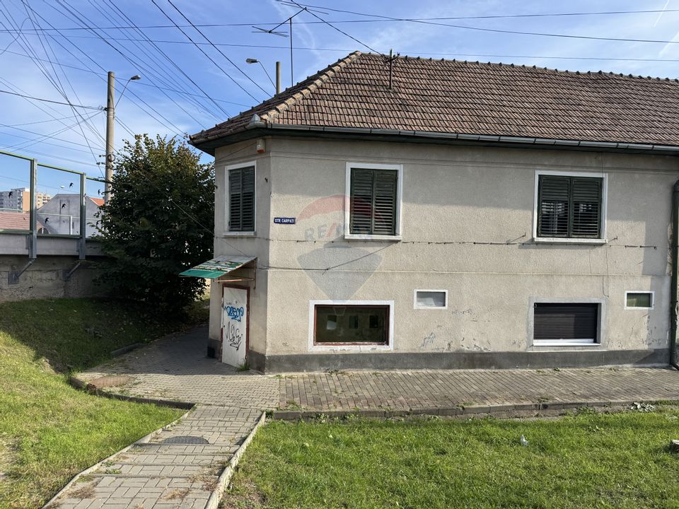 Casă cu 4 camere, situată în centrul orașului