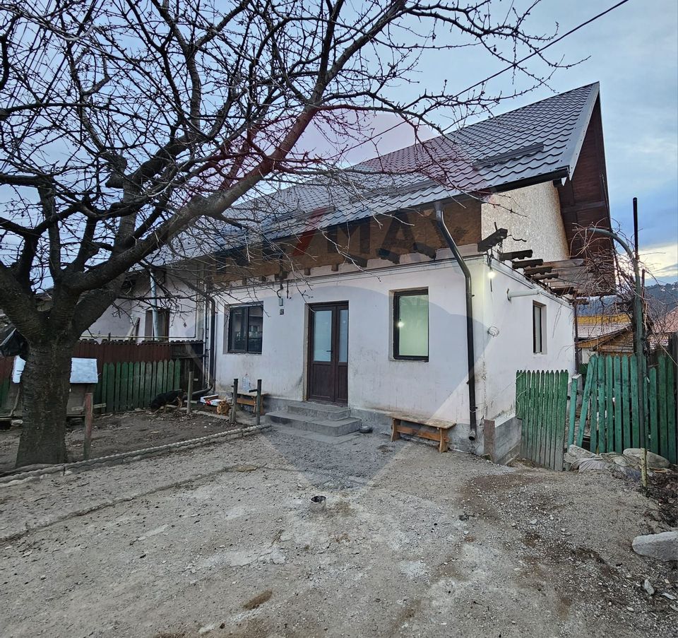 Casă cu 3 camere de vânzare în Comănești