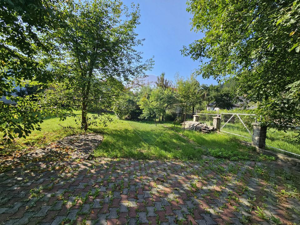 Casă solidă din cărămidă, mobilată, garaj, teren generos – Tarcău