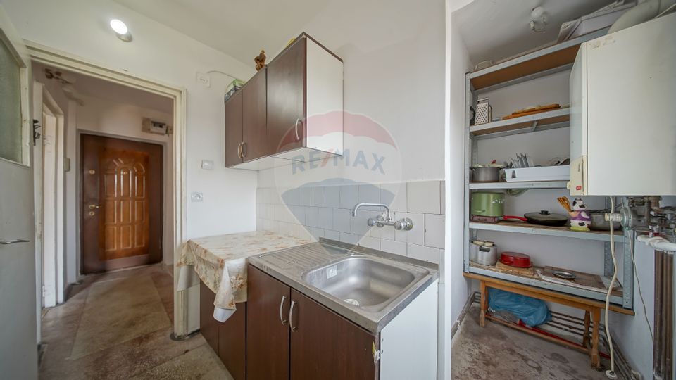 REZERVAT | Garsonieră decomandată | Zona Tractorul | De renovat