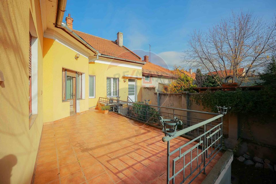 Casă Evreiască de Vânzare, Singur în Curte în zona Ultracentral