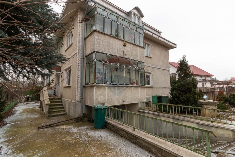 Villa with 7 rooms for sale in the Central area of Aleea Grivitei