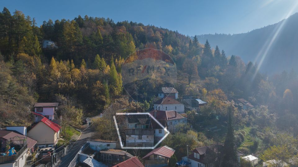 Casă demolabilă, cu teren și panoramă în Scheii Brasovului