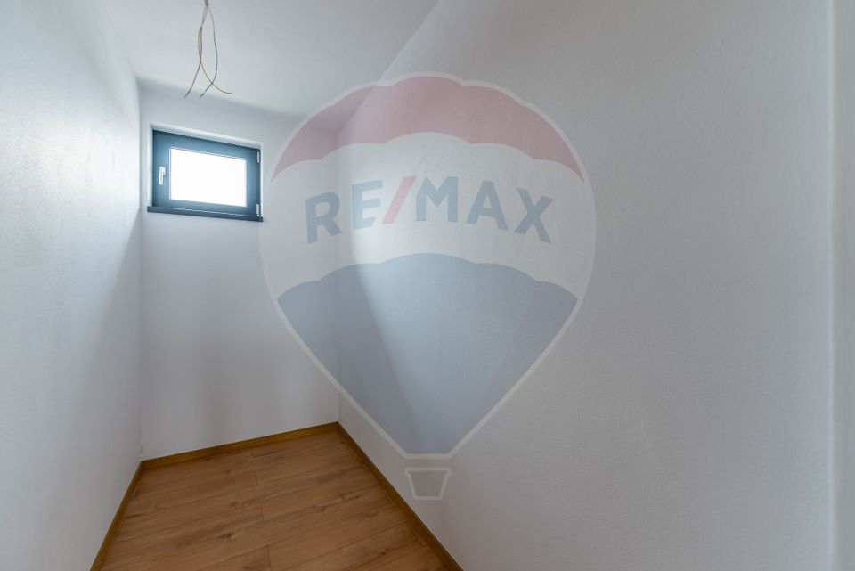 4 room House / Villa for sale, Parneava area