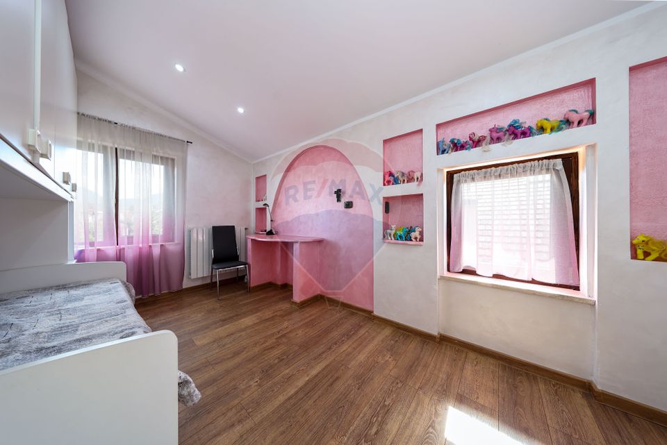 Conac, proprietate unica, in mijlocul naturii, Sacele!