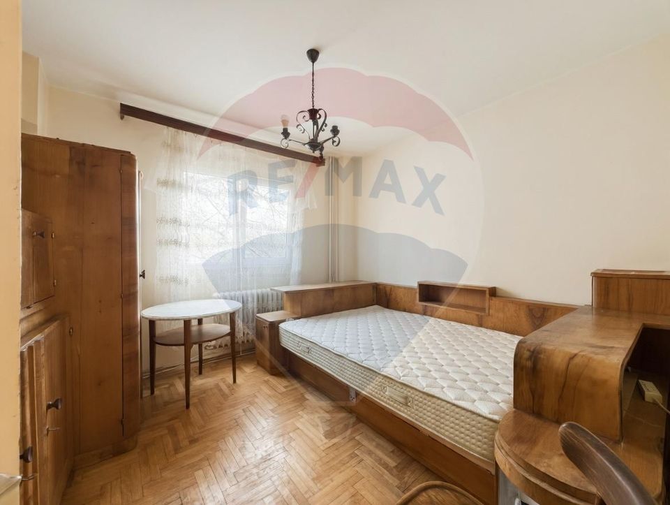 Apartament 4 camere, etaj 1, decomandat, zona centrală