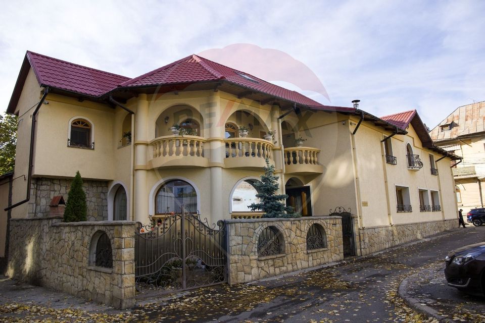Casă / Vilă cu 14 camere de vânzare în zona Centrală