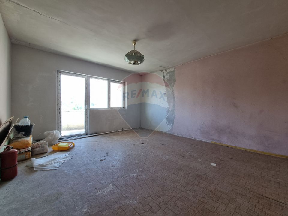 Apartament (de renovat) cu 2 camere de vânzare în Râșnov/Romacril