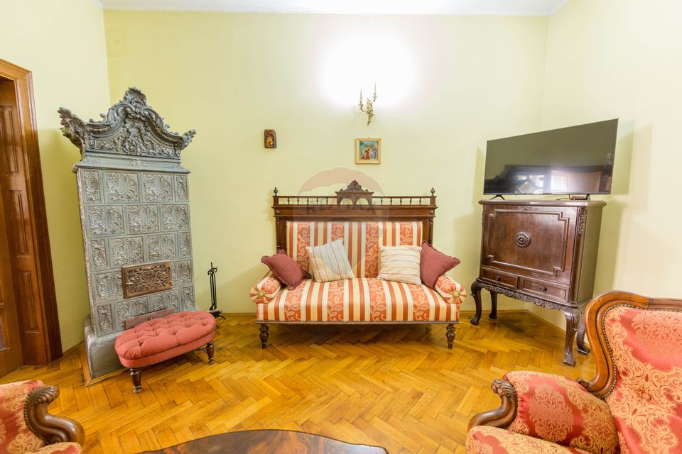 Property Located under Tâmpa composed of 2 Houses and Garden,