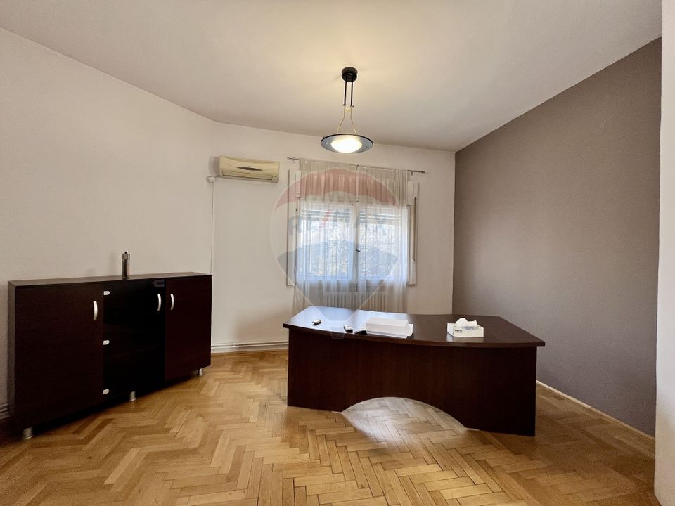 Apartament cu 4 camere nemobilat in P-ta Victoriei langa Orange