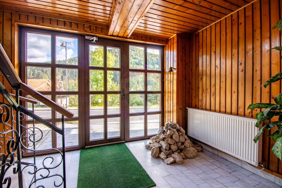 Vilă/Pensiune de vânzare în Sinaia – 450 mp, lângă Castelul Peleș