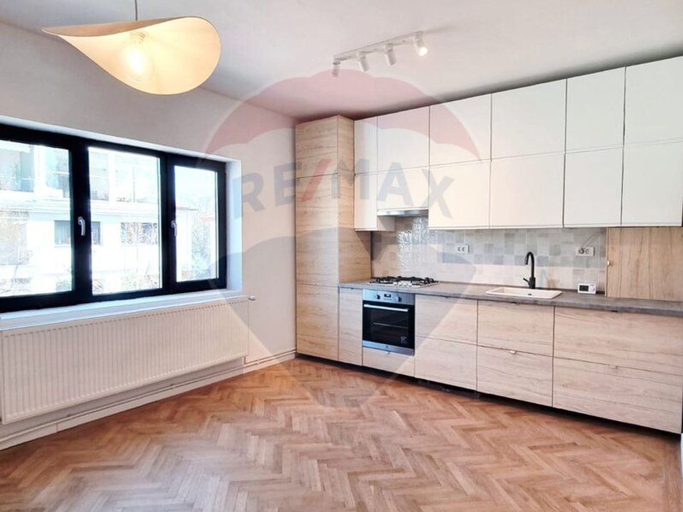 De închiriat apartament de 3 camere în Primăverii