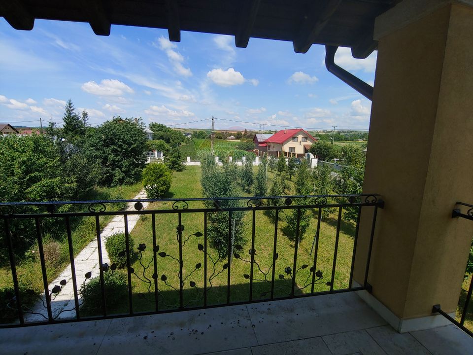 Casă / Vilă de lux cu 5 camere de vânzare în Vadu Moldovei, Suceava