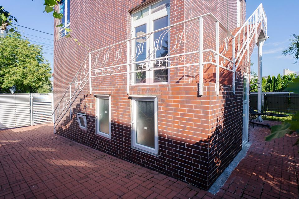 CLADIRE COMERCIALA CU SPATII OPEN SPACE