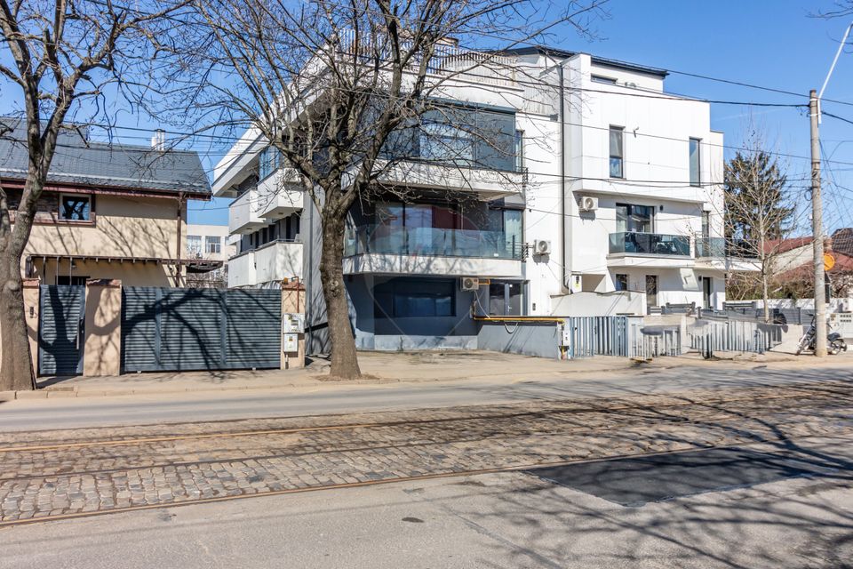 Apartament de vanzare în Bucurestii Noi, curte 80 mp, parcare, boxa